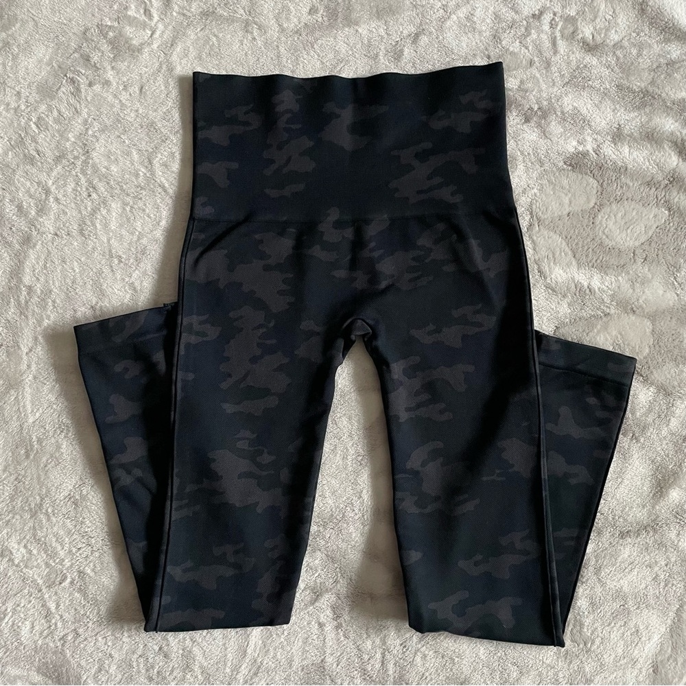 Spanx Look at Me Now Camo Seamless Legging Size Medium